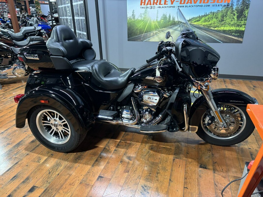2024 Harley-Davidson® Tri Glide™ Ultra VIVID BLACK W/ PINSTRIPE
