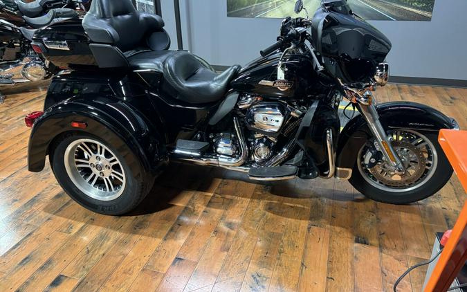 2024 Harley-Davidson® Tri Glide™ Ultra VIVID BLACK W/ PINSTRIPE