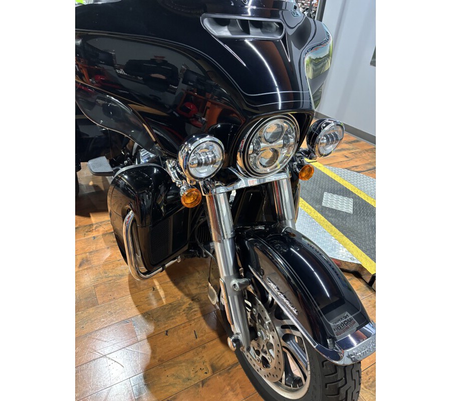 2024 Harley-Davidson® Tri Glide™ Ultra VIVID BLACK W/ PINSTRIPE