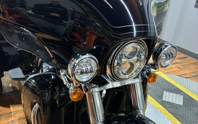 2024 Harley-Davidson® Tri Glide™ Ultra VIVID BLACK W/ PINSTRIPE