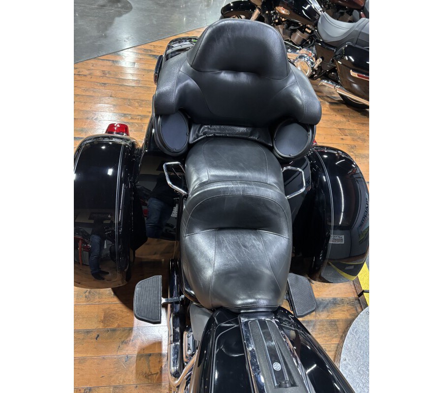 2024 Harley-Davidson® Tri Glide™ Ultra VIVID BLACK W/ PINSTRIPE