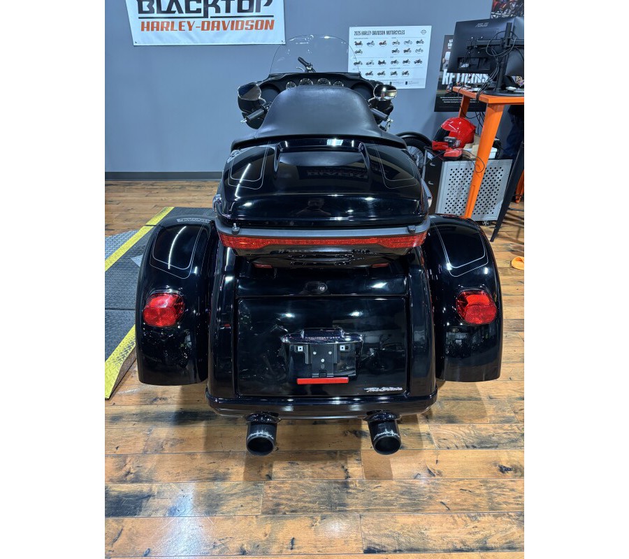 2024 Harley-Davidson® Tri Glide™ Ultra VIVID BLACK W/ PINSTRIPE