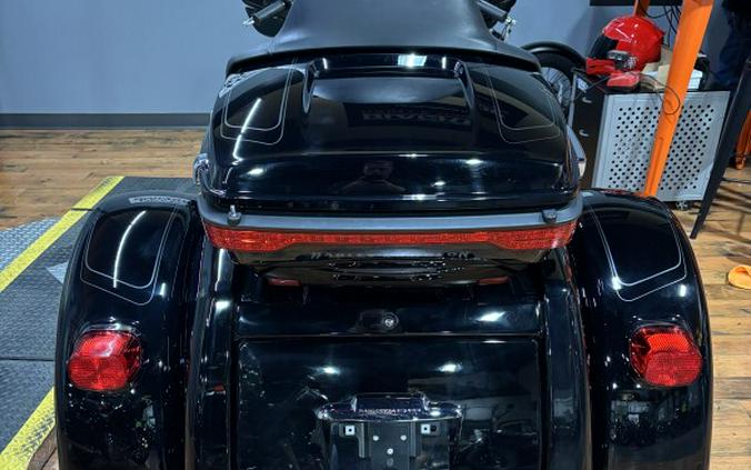 2024 Harley-Davidson® Tri Glide™ Ultra VIVID BLACK W/ PINSTRIPE