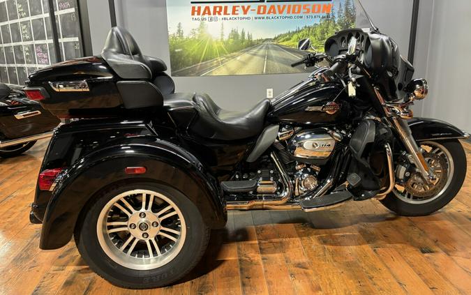 2024 Harley-Davidson® Tri Glide™ Ultra VIVID BLACK W/ PINSTRIPE