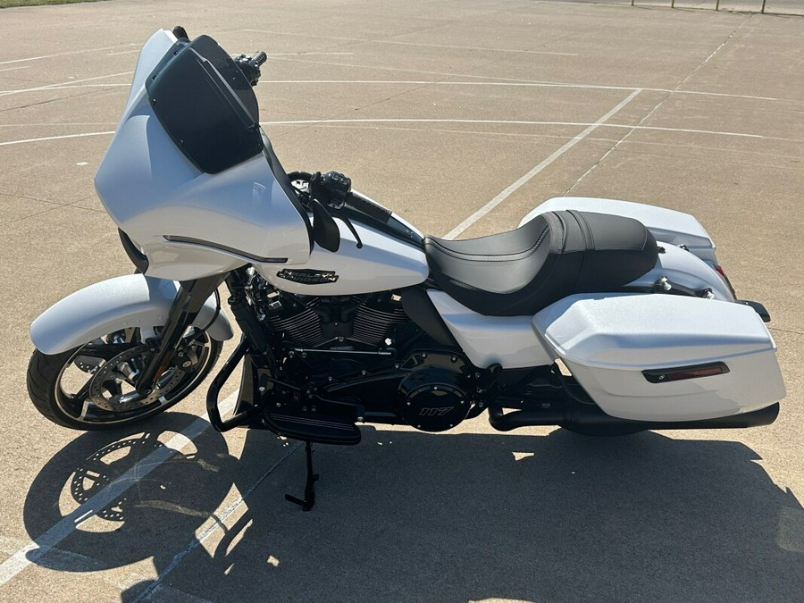 2024 Harley-Davidson Street Glide® White Onyx Pearl - Black Finish