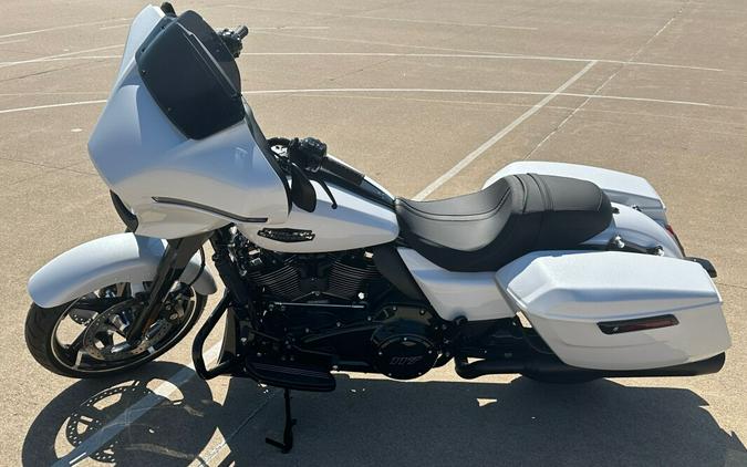 2024 Harley-Davidson Street Glide® White Onyx Pearl - Black Finish