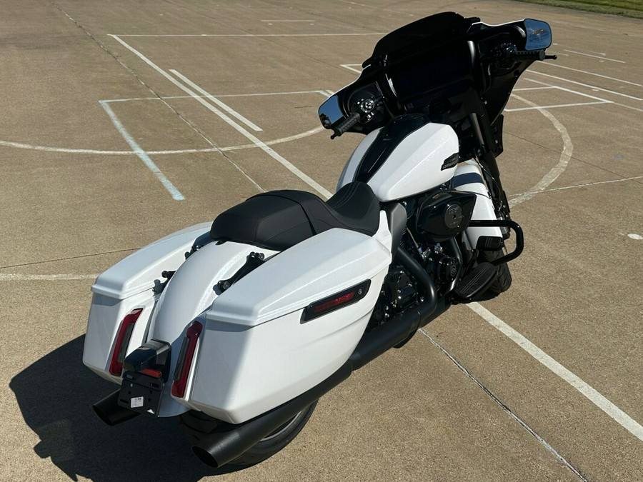 2024 Harley-Davidson Street Glide® White Onyx Pearl - Black Finish