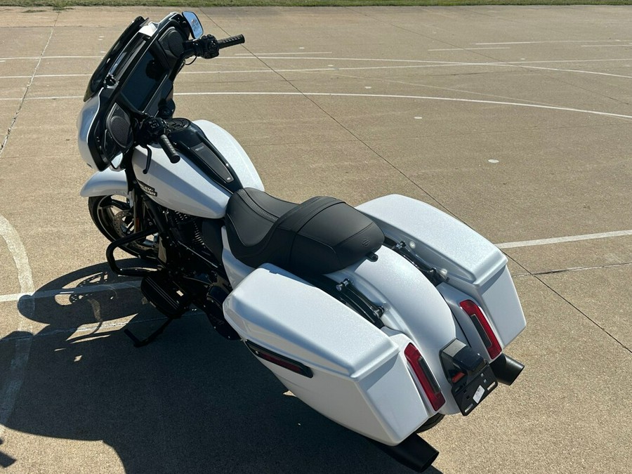 2024 Harley-Davidson Street Glide® White Onyx Pearl - Black Finish