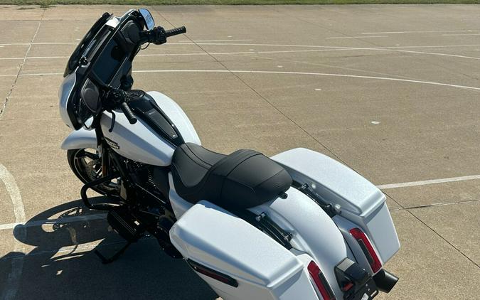 2024 Harley-Davidson Street Glide® White Onyx Pearl - Black Finish