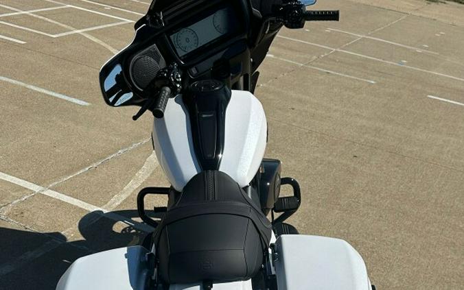 2024 Harley-Davidson Street Glide® White Onyx Pearl - Black Finish