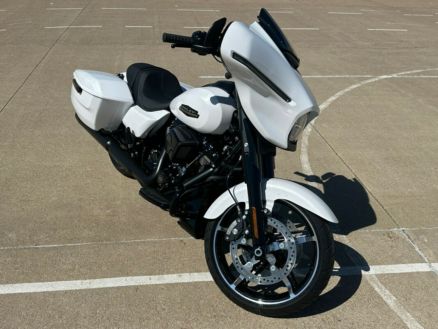 2024 Harley-Davidson Street Glide® White Onyx Pearl - Black Finish