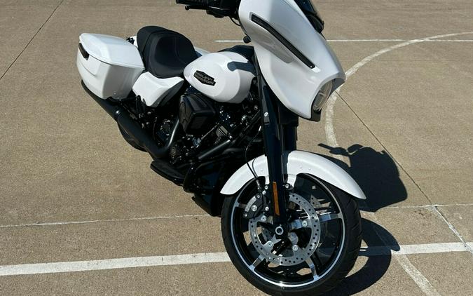 2024 Harley-Davidson Street Glide® White Onyx Pearl - Black Finish