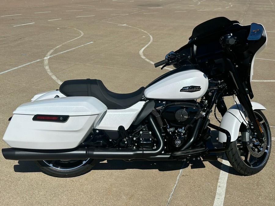 2024 Harley-Davidson Street Glide® White Onyx Pearl - Black Finish