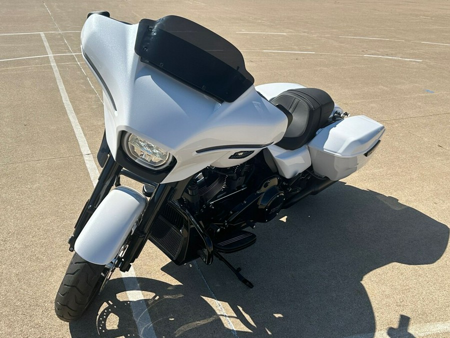 2024 Harley-Davidson Street Glide® White Onyx Pearl - Black Finish