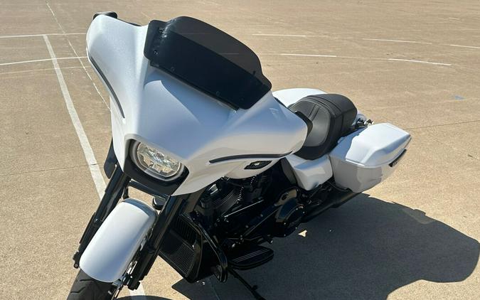 2024 Harley-Davidson Street Glide® White Onyx Pearl - Black Finish