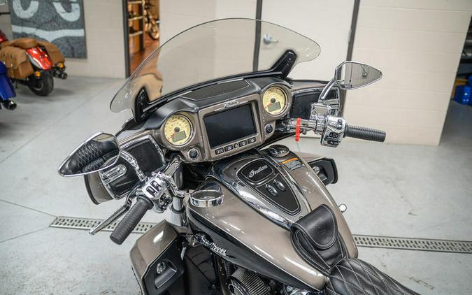 2018 Indian Motorcycle® Roadmaster® ABS Polish.Bronze Over Thund.Black w/Silver Pinst.