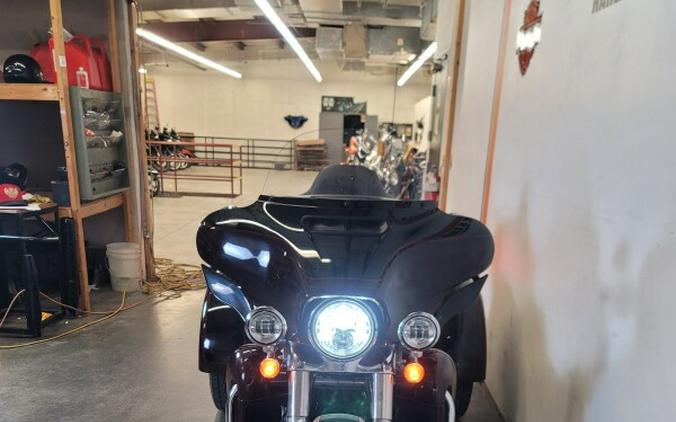2022 Harley-Davidson® Tri Glide® Ultra Midnight Crimson/Vivid Black FLHTCUTG