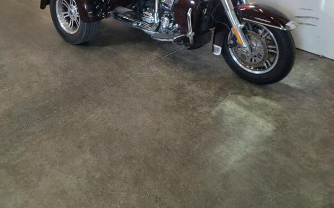 2022 Harley-Davidson® Tri Glide® Ultra Midnight Crimson/Vivid Black FLHTCUTG