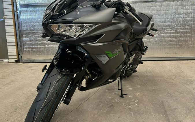 2024 Kawasaki Ninja 650 Metallic Matte Graphenesteel Gray/Ebony