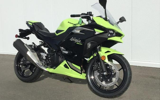 2026 Kawasaki Ninja® 500 ABS Metallic Yellowish Green/Ebony