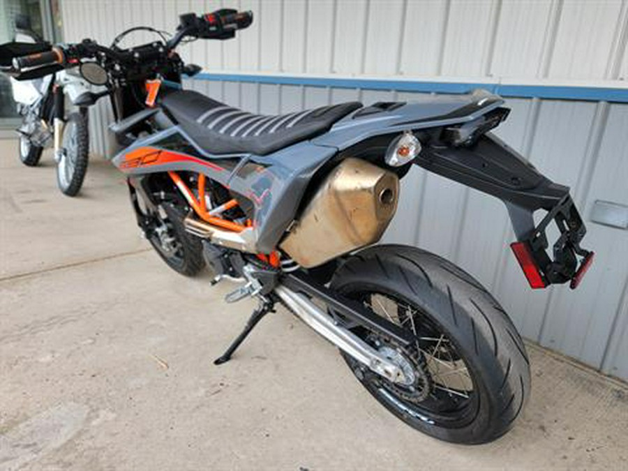 2022 KTM 690 SMC R