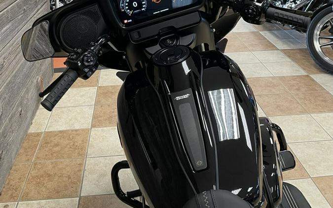 2024 Harley-Davidson Street Glide® Vivid Black - Black Finish