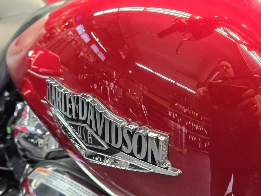 2021 Harley-Davidson Road King Billiard Red