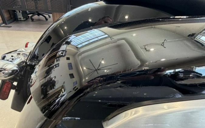 2022 Indian Motorcycle® Challenger® Limited Black Metallic