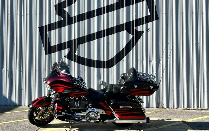 2017 Harley-Davidson® CVO™ Limited Black Garnet & Electric Red Pearl with Carbon Dust
