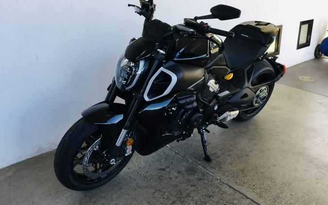 2024 Ducati Diavel V4 Black