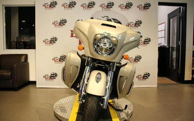 2025 Indian Motorcycle® ROADMASTER LTD AUDIO SILVER QUARTZ