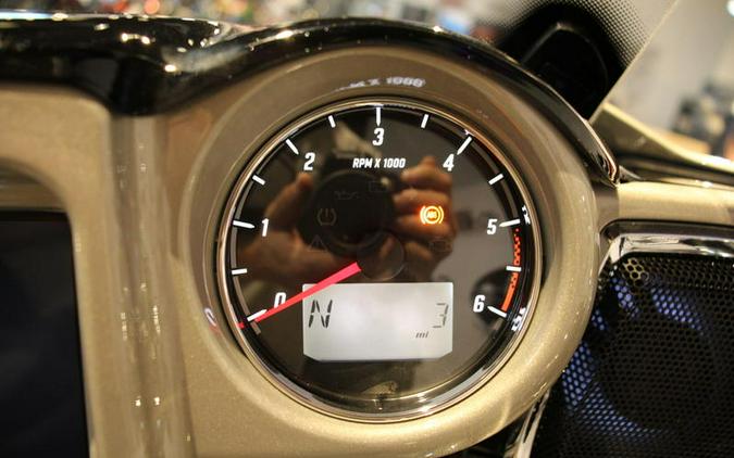 2025 Indian Motorcycle® ROADMASTER LTD AUDIO SILVER QUARTZ