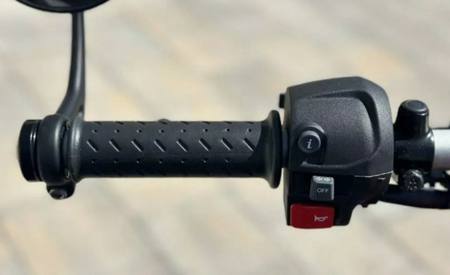 2024 Triumph Speed 400 Carnival Red / Phantom Black