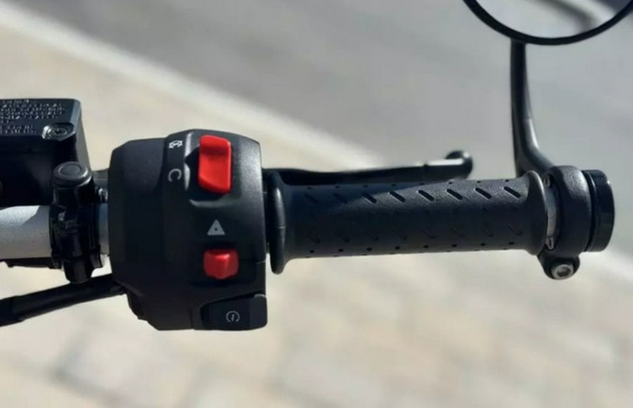 2024 Triumph Speed 400 Carnival Red / Phantom Black