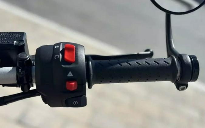 2024 Triumph Speed 400 Carnival Red / Phantom Black