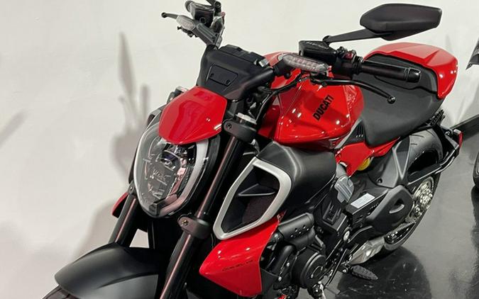 2025 Ducati Diavel V4 Ducati Red