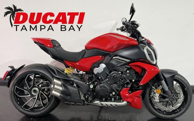 2025 Ducati Diavel V4 Ducati Red