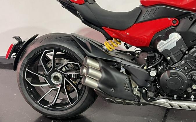 2025 Ducati Diavel V4 Ducati Red