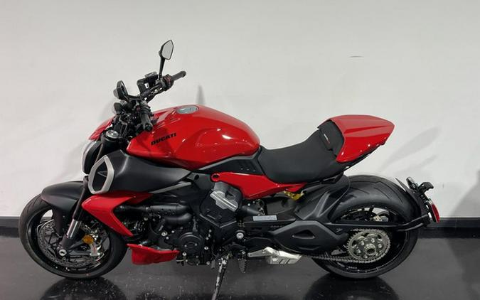 2025 Ducati Diavel V4 Ducati Red