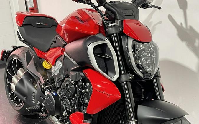 2025 Ducati Diavel V4 Ducati Red