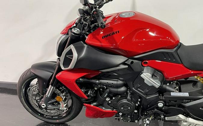 2025 Ducati Diavel V4 Ducati Red