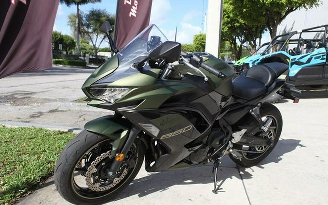2024 Kawasaki Ninja 650 Metallic Covert Green/Metallic Spark Bl