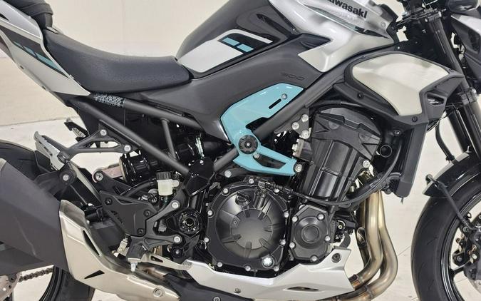 2025 Kawasaki Z900 ABS Galaxy Silver/Metallic Spark Black