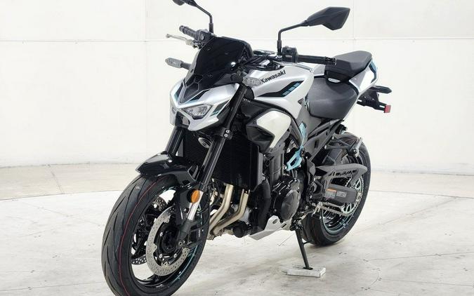 2025 Kawasaki Z900 ABS Galaxy Silver/Metallic Spark Black