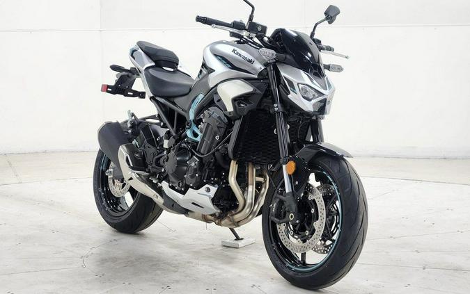 2025 Kawasaki Z900 ABS Galaxy Silver/Metallic Spark Black