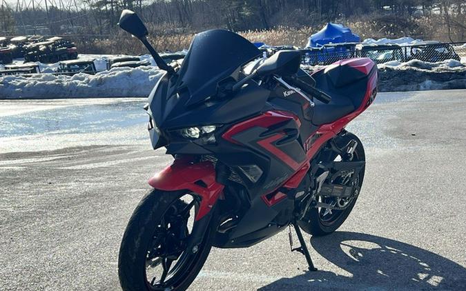 2025 Kawasaki Ninja 500 ABS Passion Red/Metallic Flat Spark Bla