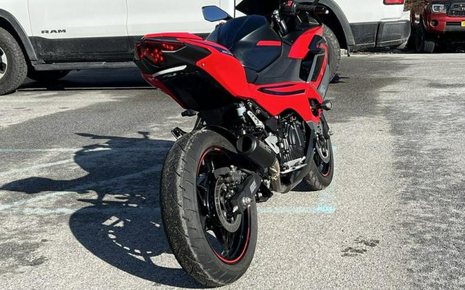 2025 Kawasaki Ninja 500 ABS Passion Red/Metallic Flat Spark Bla