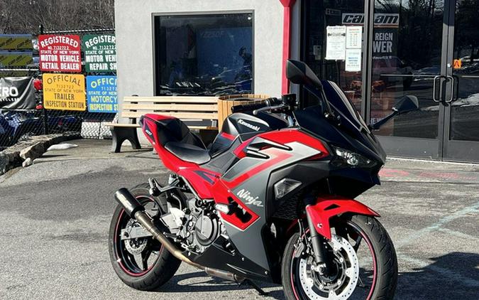 2025 Kawasaki Ninja 500 ABS Passion Red/Metallic Flat Spark Bla