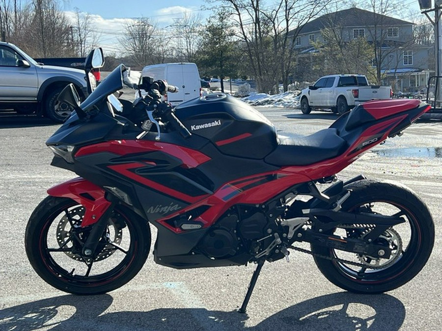 2025 Kawasaki Ninja 500 ABS Passion Red/Metallic Flat Spark Bla