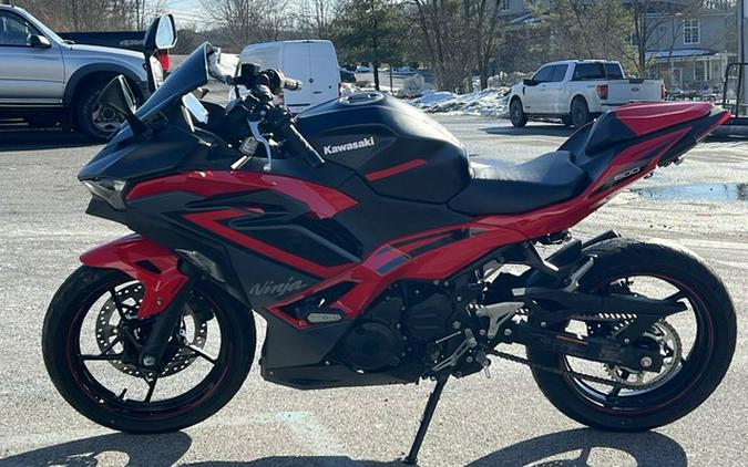 2025 Kawasaki Ninja 500 ABS Passion Red/Metallic Flat Spark Bla